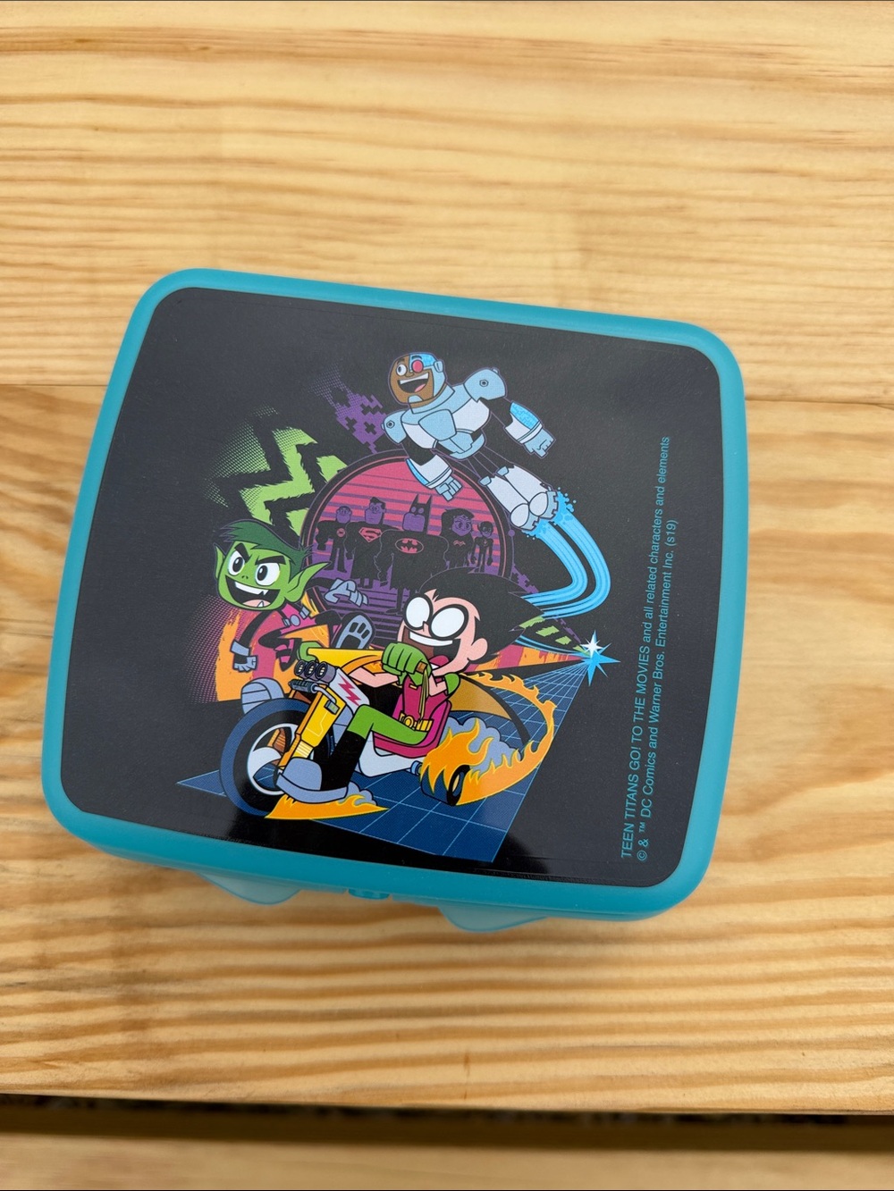 TUPPERWARE TEEN TITANS GO Sandwich Keeper